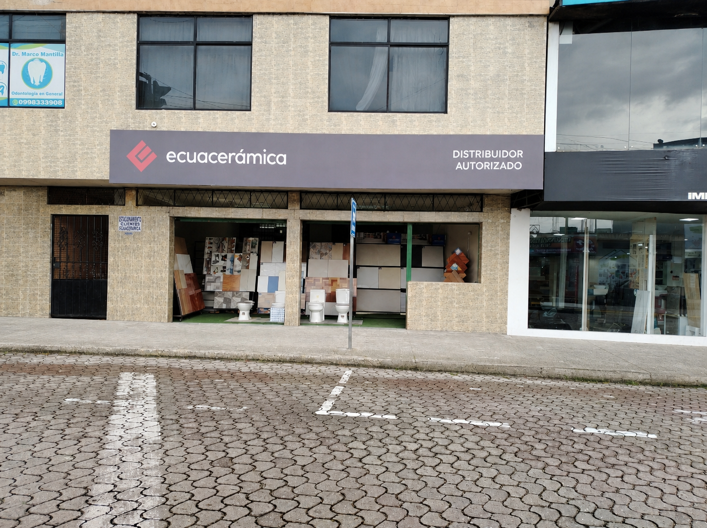 Exterior de Expoacabados en la avenida 15 de Noviembre y Colonso