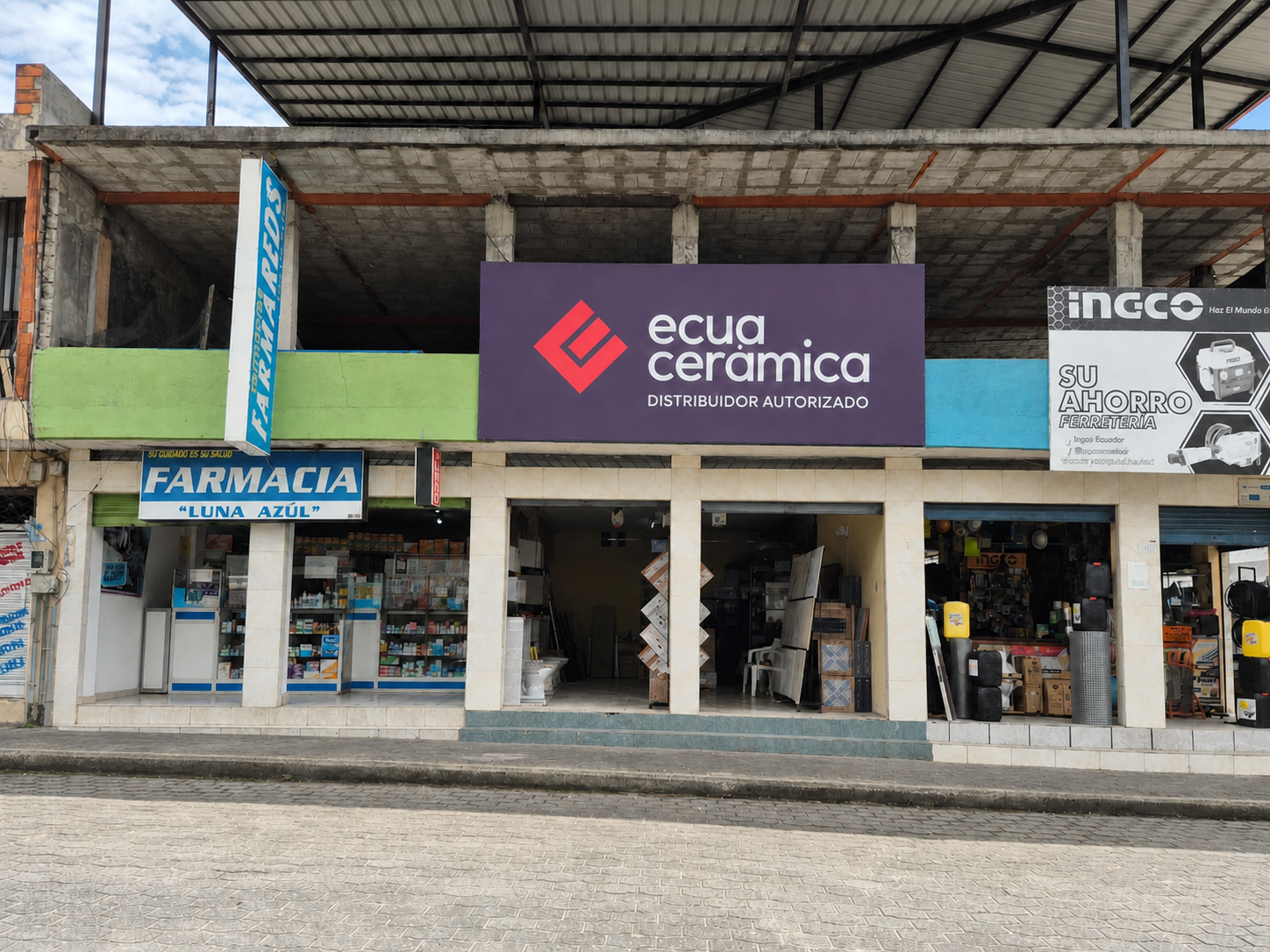Exterior del local matriz de Expoacabados en la avenida Pano