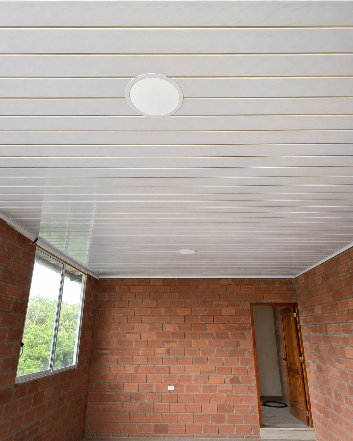 Instalación real de cielo raso PVC claro realizada para un ambiente en Tena